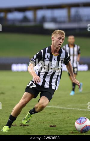 18 febbraio 2024; Campbelltown Stadium, Sydney, NSW, Australia: A-League Football, MacArthur FC contro Wellington Phoenix; Jed Drew di MacArthur FC corre con la palla Credit: Action Plus Sports Images/Alamy Live News Foto Stock