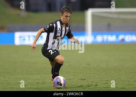 18 febbraio 2024; Campbelltown Stadium, Sydney, NSW, Australia: A-League Football, MacArthur FC contro Wellington Phoenix; Bernardo Oliveira di MacArthur FC controlla la palla Credit: Action Plus Sports Images/Alamy Live News Foto Stock