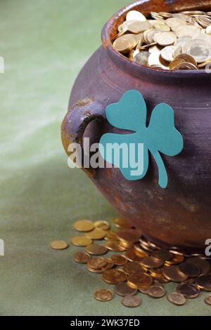 Felice St. Giorno di San Patrizio. Una pentola piena di monete d'oro e foglie di shamrock. Fortuna degli irlandesi: Una pentola d'oro si trova tra gli shamrock come simbolo di fortuna Foto Stock