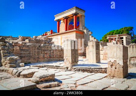 Vecchie mura di Cnosso vicino a Heraklion, isola di Creta, Grecia. Le rovine del tempio minoico sull'isola mediterranea di Creta Foto Stock