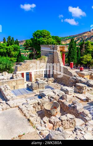 Vecchie mura di Cnosso vicino a Heraklion, isola di Creta, Grecia. Le rovine del tempio minoico sull'isola mediterranea di Creta Foto Stock