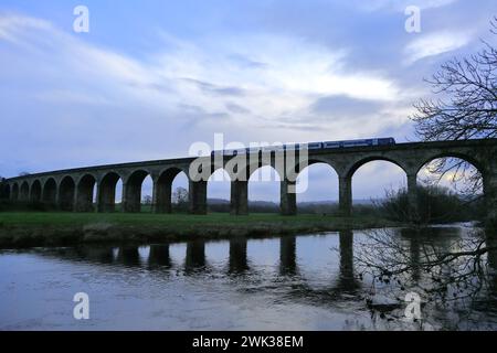 Arriva Northern train, classe 170 TurboStar, passando sul viadotto di Arthington, villaggio di Arthington, Wharfedale, West Yorkshire, Inghilterra Foto Stock