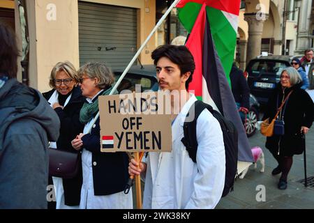 Padova, Italia. 118 febbraio 2024. Poche centinaia di persone partecipano a una seduta e a una marcia per sostenere l'iniziativa dei medici volontari filo-palestinesi chiamati "sanitari per Gaza Veneto”. L'associazione è pronta ad accogliere i feriti di Gaza nelle strutture sanitarie del Veneto e a fornire le cure mediche necessarie, per creare un pool di professionisti pronti a trasferirsi in campi operativi stranieri. Durante la seduta i partecipanti firmano anche una petizione che chiede al governo italiano di recuperare ufficialmente lo Stato di Palestina. Crediti: Ferdinando Piezzi/Alamy Live News Foto Stock