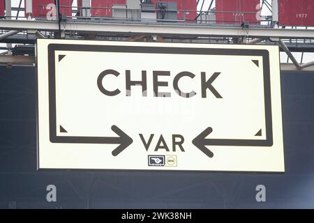 Amsterdam, Paesi Bassi. 18 febbraio 2024. AMSTERDAM, PAESI BASSI - 18 FEBBRAIO: VAR controlla la rete durante la partita olandese Eredivisie tra AFC Ajax e NEC alla Johan Cruijff Arena il 18 febbraio 2024 ad Amsterdam, Paesi Bassi. (Foto di Pieter van der Woude/Orange Pictures) credito: Orange Pics BV/Alamy Live News Foto Stock