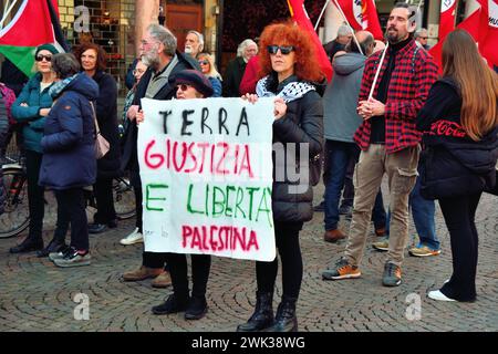 Padova, Italia. 118 febbraio 2024. Poche centinaia di persone partecipano a una seduta e a una marcia per sostenere l'iniziativa dei medici volontari filo-palestinesi chiamati "sanitari per Gaza Veneto”. L'associazione è pronta ad accogliere i feriti di Gaza nelle strutture sanitarie del Veneto e a fornire le cure mediche necessarie, per creare un pool di professionisti pronti a trasferirsi in campi operativi stranieri. Durante la seduta i partecipanti firmano anche una petizione che chiede al governo italiano di recuperare ufficialmente lo Stato di Palestina. Crediti: Ferdinando Piezzi/Alamy Live News Foto Stock