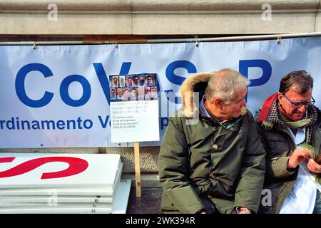 Padova, Italia. 118 febbraio 2024. Poche centinaia di persone partecipano a una seduta e a una marcia per sostenere l'iniziativa dei medici volontari filo-palestinesi chiamati "sanitari per Gaza Veneto”. L'associazione è pronta ad accogliere i feriti di Gaza nelle strutture sanitarie del Veneto e a fornire le cure mediche necessarie, per creare un pool di professionisti pronti a trasferirsi in campi operativi stranieri. Durante la seduta i partecipanti firmano anche una petizione che chiede al governo italiano di recuperare ufficialmente lo Stato di Palestina. Crediti: Ferdinando Piezzi/Alamy Live News Foto Stock