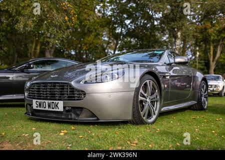 2010 Aston Martin V12 Vantage, in mostra al Bicester Heritage Scramble l'8 ottobre 2023. Foto Stock