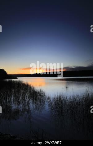 Vista autunnale sul lago artificiale Swinsty nella valle di Washburn a ovest di Harrogate, Yorkshire Dales National Park, Inghilterra, Regno Unito Foto Stock