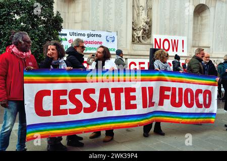 Padova, Italia. 118 febbraio 2024. Poche centinaia di persone partecipano a una seduta e a una marcia per sostenere l'iniziativa dei medici volontari filo-palestinesi chiamati "sanitari per Gaza Veneto”. L'associazione è pronta ad accogliere i feriti di Gaza nelle strutture sanitarie del Veneto e a fornire le cure mediche necessarie, per creare un pool di professionisti pronti a trasferirsi in campi operativi stranieri. Durante la seduta i partecipanti firmano anche una petizione che chiede al governo italiano di recuperare ufficialmente lo Stato di Palestina. Crediti: Ferdinando Piezzi/Alamy Live News Foto Stock