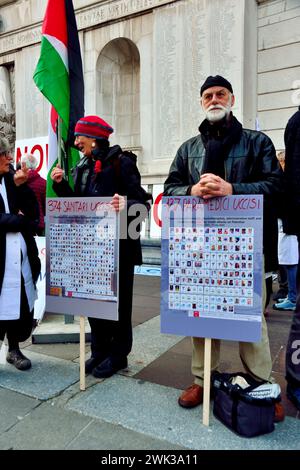 Padova, Italia. 118 febbraio 2024. Poche centinaia di persone partecipano a una seduta e a una marcia per sostenere l'iniziativa dei medici volontari filo-palestinesi chiamati "sanitari per Gaza Veneto”. L'associazione è pronta ad accogliere i feriti di Gaza nelle strutture sanitarie del Veneto e a fornire le cure mediche necessarie, per creare un pool di professionisti pronti a trasferirsi in campi operativi stranieri. Durante la seduta i partecipanti firmano anche una petizione che chiede al governo italiano di recuperare ufficialmente lo Stato di Palestina. Crediti: Ferdinando Piezzi/Alamy Live News Foto Stock