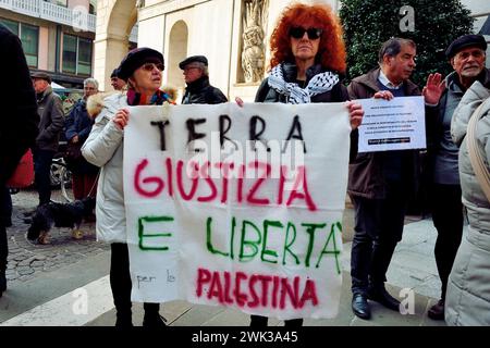 Padova, Italia. 118 febbraio 2024. Poche centinaia di persone partecipano a una seduta e a una marcia per sostenere l'iniziativa dei medici volontari filo-palestinesi chiamati "sanitari per Gaza Veneto”. L'associazione è pronta ad accogliere i feriti di Gaza nelle strutture sanitarie del Veneto e a fornire le cure mediche necessarie, per creare un pool di professionisti pronti a trasferirsi in campi operativi stranieri. Durante la seduta i partecipanti firmano anche una petizione che chiede al governo italiano di recuperare ufficialmente lo Stato di Palestina. Crediti: Ferdinando Piezzi/Alamy Live News Foto Stock