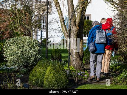 Shepherd House Garden, Inveresk, East Lothian, Scozia, Regno Unito 18 febbraio 2024. Scotland's Garden Scheme Snowdrop Weekend: Il giardino è aperto al pubblico con donazioni d'ingresso destinate a beneficenza. Nella foto: Le persone vagano per il giardino. Crediti: Sally Anderson/Alamy Live News Foto Stock