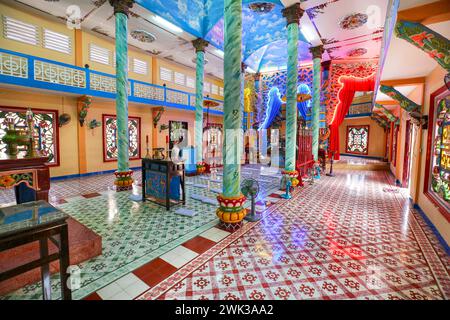 Sa Đéc, Vietnam. 18 febbraio 2024: Cao Đài Thánh-Thất (Tempio, Chiesa, Santa Casa) dove vengono praticate le cerimonie e le preghiere dei seguaci del Caodaismo. Questa religione sincretica monoteistica vietnamita, rivendicando 5 milioni di credenti in tutto il mondo, ha celebrato la grande cerimonia dell'essere Supremo nell'anno del Drago 2024, come ogni anno l'8/9 del primo mese lunare. Questo è uno dei rituali più importanti della Chiesa di Cao dai. Sulla base delle pratiche occulte del Taoismo, questo culto celebrerà il suo 100 ° anniversario ufficiale nel 2026. Crediti: Kevin Izorce/Alamy Live News Foto Stock