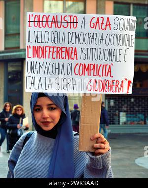 Padova, Italia. 118 febbraio 2024. Poche centinaia di persone partecipano a una seduta e a una marcia per sostenere l'iniziativa dei medici volontari filo-palestinesi chiamati "sanitari per Gaza Veneto”. L'associazione è pronta ad accogliere i feriti di Gaza nelle strutture sanitarie del Veneto e a fornire le cure mediche necessarie, per creare un pool di professionisti pronti a trasferirsi in campi operativi stranieri. Durante la seduta i partecipanti firmano anche una petizione che chiede al governo italiano di recuperare ufficialmente lo Stato di Palestina. Crediti: Ferdinando Piezzi/Alamy Live News Foto Stock