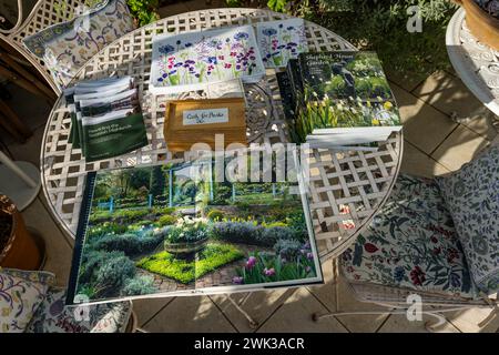 Shepherd House Garden, Inveresk, East Lothian, Scozia, Regno Unito 18 febbraio 2024. Scotland's Garden Scheme Snowdrop Weekend: Il giardino è aperto al pubblico con donazioni d'ingresso destinate a beneficenza. Nella foto: Un libro sul giardino è in vendita. Crediti: Sally Anderson/Alamy Live News Foto Stock