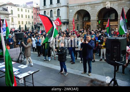 Padova, Italia. 118 febbraio 2024. Poche centinaia di persone partecipano a una seduta e a una marcia per sostenere l'iniziativa dei medici volontari filo-palestinesi chiamati "sanitari per Gaza Veneto”. L'associazione è pronta ad accogliere i feriti di Gaza nelle strutture sanitarie del Veneto e a fornire le cure mediche necessarie, per creare un pool di professionisti pronti a trasferirsi in campi operativi stranieri. Durante la seduta i partecipanti firmano anche una petizione che chiede al governo italiano di recuperare ufficialmente lo Stato di Palestina. Crediti: Ferdinando Piezzi/Alamy Live News Foto Stock