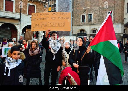 Padova, Italia. 118 febbraio 2024. Poche centinaia di persone partecipano a una seduta e a una marcia per sostenere l'iniziativa dei medici volontari filo-palestinesi chiamati "sanitari per Gaza Veneto”. L'associazione è pronta ad accogliere i feriti di Gaza nelle strutture sanitarie del Veneto e a fornire le cure mediche necessarie, per creare un pool di professionisti pronti a trasferirsi in campi operativi stranieri. Durante la seduta i partecipanti firmano anche una petizione che chiede al governo italiano di recuperare ufficialmente lo Stato di Palestina. Crediti: Ferdinando Piezzi/Alamy Live News Foto Stock