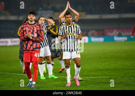 Verona, Italia. 17 febbraio 2024. Juventusâ&#x80;&#x99;s Alex Sandro saluta i tifosi al termine della partita durante Hellas Verona FC vs Juventus FC, partita di serie A di calcio italiano a Verona, 17 febbraio 2024 Credit: Independent Photo Agency/Alamy Live News Foto Stock