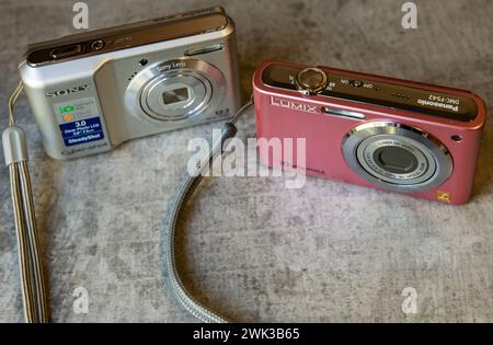 Due piccole fotocamere digitali Panasonic Lumix DMC-FS42 2010 in rosa e Sony SteadyShot DSC-S21009 Foto Stock