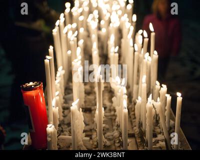 L'interno del Duomo di Milano fu costruito dal 1386 e ufficialmente completato nel 1965. È la seconda cattedrale gotica più grande del mondo. Foto Stock