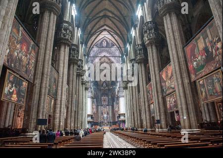 L'interno del Duomo di Milano fu costruito dal 1386 e ufficialmente completato nel 1965. È la seconda cattedrale gotica più grande del mondo. Foto Stock