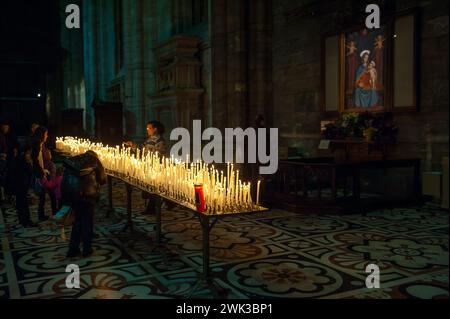 L'interno del Duomo di Milano fu costruito dal 1386 e ufficialmente completato nel 1965. È la seconda cattedrale gotica più grande del mondo. Foto Stock