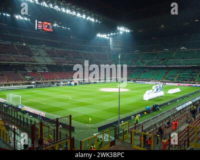 San Siro o lo stadio Giuseppe Meazza visto dalla curva Sud. Sede dell'AC Milan e dell'Inter di Milano con una capacità massima di 80,000 spettatori Foto Stock
