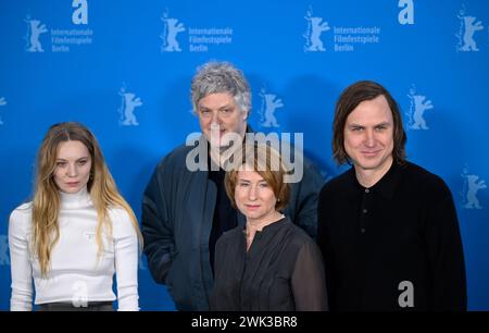 Berlino, Germania. 18 febbraio 2024. Lilith Stangenberg (l-r), attrice, Matthias Glasner, regista, Corinna Harfouch, attrice, e Lars Eidinger, attore, sono presenti al photocall del film "Sterben" (sezione Concorso). Il 74° Festival internazionale del cinema di Berlino si svolgerà dal 15 al 25 febbraio 2024. Crediti: Monika Skolimowska/dpa/Alamy Live News Foto Stock