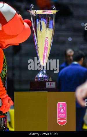 Trofeo di Frecciarossa Final Four Coppa Italia femminile - finale tra Umana Reyer Venezia femminile e Famila Wuber Schio Basket femminile al PalaAlpitour di Torino durante Frecciarossa FinalEight 2024 - finale - Umana Reyer Venezia vs Famila Weber Schio, partita di Coppa Italia femminile di pallacanestro a Torino, 18 febbraio 2024 Foto Stock