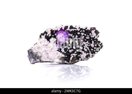 Fluorite con moscovite, dolomite, scheelite, fotografia isolata su terreno nero bianco. Dalla miniera Yaogangxian, Chenzhou, Hunan, Cina Foto Stock