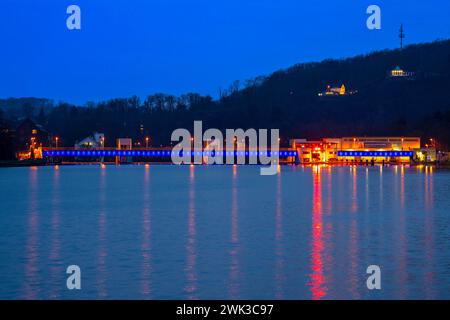 Der Baldeneysee, beleuchtetes Stauwehr, mit Schleuse, links und Wasserkraftwerk, Stausee der Ruhr a Essen, NRW, Deutschland, Baldeneysee beleuchtet *** il Baldeneysee, weir illuminato, con serratura, centrale elettrica e sinistra, serbatoio della Ruhr a Essen, NRW, Germania, Baldeneysee illuminato Foto Stock