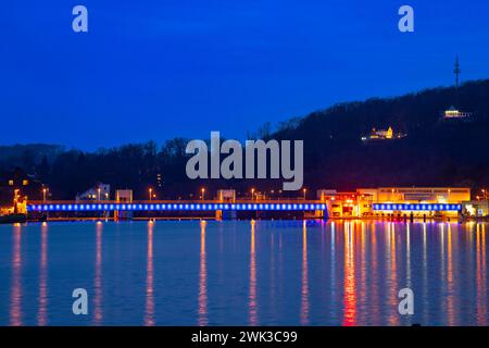 Der Baldeneysee, beleuchtetes Stauwehr, mit Schleuse, links und Wasserkraftwerk, Stausee der Ruhr a Essen, NRW, Deutschland, Baldeneysee beleuchtet *** il Baldeneysee, weir illuminato, con serratura, centrale elettrica e sinistra, serbatoio della Ruhr a Essen, NRW, Germania, Baldeneysee illuminato Foto Stock