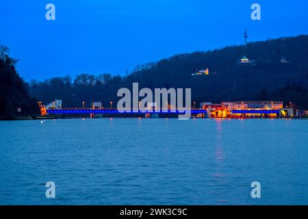 Der Baldeneysee, beleuchtetes Stauwehr, mit Schleuse, links und Wasserkraftwerk, Stausee der Ruhr a Essen, NRW, Deutschland, Baldeneysee beleuchtet *** il Baldeneysee, weir illuminato, con serratura, centrale elettrica e sinistra, serbatoio della Ruhr a Essen, NRW, Germania, Baldeneysee illuminato Foto Stock