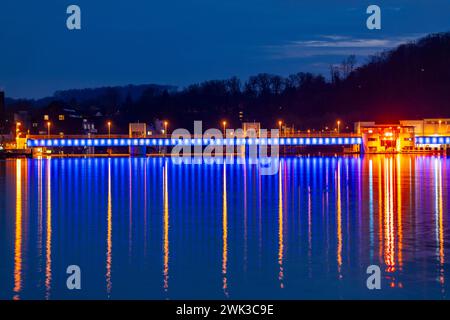 Der Baldeneysee, beleuchtetes Stauwehr, mit Schleuse, links und Wasserkraftwerk, Stausee der Ruhr a Essen, NRW, Deutschland, Baldeneysee beleuchtet *** il Baldeneysee, weir illuminato, con serratura, centrale elettrica e sinistra, serbatoio della Ruhr a Essen, NRW, Germania, Baldeneysee illuminato Foto Stock