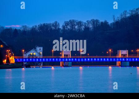 Der Baldeneysee, beleuchtetes Stauwehr, mit Schleuse, links und Wasserkraftwerk, Stausee der Ruhr a Essen, NRW, Deutschland, Baldeneysee beleuchtet *** il Baldeneysee, weir illuminato, con serratura, centrale elettrica e sinistra, serbatoio della Ruhr a Essen, NRW, Germania, Baldeneysee illuminato Foto Stock