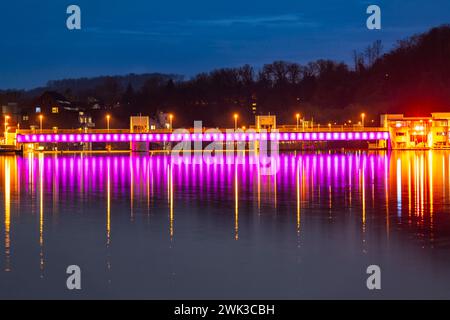 Der Baldeneysee, beleuchtetes Stauwehr, mit Schleuse, links und Wasserkraftwerk, Stausee der Ruhr a Essen, NRW, Deutschland, Baldeneysee beleuchtet *** il Baldeneysee, weir illuminato, con serratura, centrale elettrica e sinistra, serbatoio della Ruhr a Essen, NRW, Germania, Baldeneysee illuminato Foto Stock