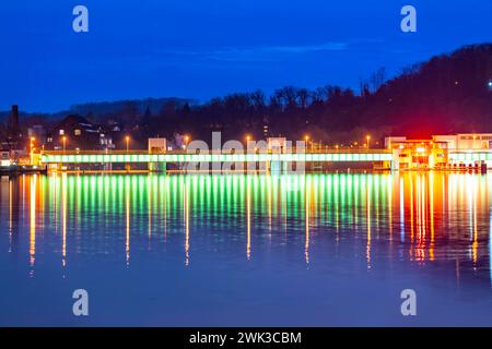 Der Baldeneysee, beleuchtetes Stauwehr, mit Schleuse, links und Wasserkraftwerk, Stausee der Ruhr a Essen, NRW, Deutschland, Baldeneysee beleuchtet *** il Baldeneysee, weir illuminato, con serratura, centrale elettrica e sinistra, serbatoio della Ruhr a Essen, NRW, Germania, Baldeneysee illuminato Foto Stock