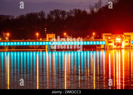 Der Baldeneysee, beleuchtetes Stauwehr, mit Schleuse, links und Wasserkraftwerk, Stausee der Ruhr a Essen, NRW, Deutschland, Baldeneysee beleuchtet *** il Baldeneysee, weir illuminato, con serratura, centrale elettrica e sinistra, serbatoio della Ruhr a Essen, NRW, Germania, Baldeneysee illuminato Foto Stock