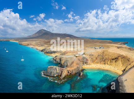 Papagayo Beach, Lanzarote: Una splendida spiaggia con sabbia dorata, acque turchesi e insenature isolate. Foto Stock