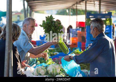 Giornata di mercato al Bastione di Constanza delle mura veneziane di Nicosia. Foto Stock