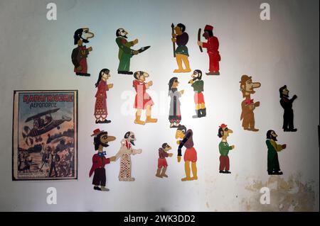 Figuren des zyprischen Schattenthaters an einer Wand im 'The Place', einer Kunsthandwerkstatt in der Oberstadt von Pafos. | caratteri del cipriota Foto Stock