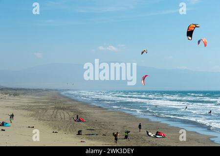 Kiteboarding nella parte settentrionale di Cipro sulla spiaggia di Agia Eirini (Akdeniz) sulla costa occidentale dell'isola del Mediterraneo. Foto Stock