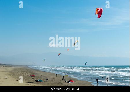 Kiteboarding nella parte settentrionale di Cipro sulla spiaggia di Agia Eirini (Akdeniz) sulla costa occidentale dell'isola del Mediterraneo. Foto Stock