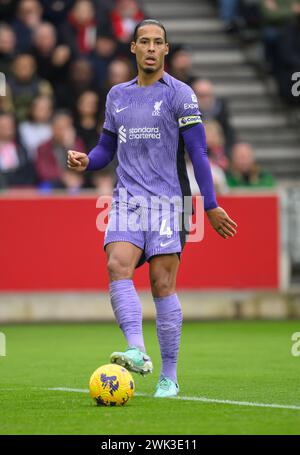 Londra, Regno Unito. 17 febbraio 2024 - Brentford contro Liverpool - Premier League - GTech Community Stadium. Virgil Van Dijk di Liverpool in azione al GTech Community Stadium. Crediti immagine: Mark Pain / Alamy Live News Foto Stock