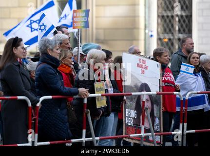 Monaco, Germania. 18 febbraio 2024. La gente manifesta ad un raduno per Israele su Odeonsplatz. La 60a Conferenza sulla sicurezza di Monaco (MSC) si terrà dal 16 al 18 febbraio 2024 presso l'Hotel Bayerischer Hof di Monaco. Crediti: Sven Hoppe/dpa/Alamy Live News Foto Stock