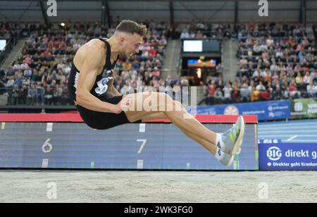 Lipsia, Germania. 18 febbraio 2024. Campionati tedeschi indoor, salto lungo, uomini. Simon Batz. Crediti: Sebastian Willnow/dpa/Alamy Live News Foto Stock