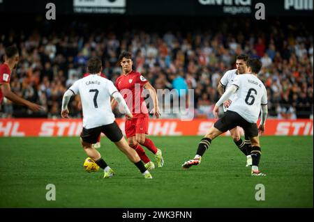 Valencia, Spagna. 17 febbraio 2024. Oliver Torres T del Sevilla FC, Sergi Canos Valencia CF, Hugo Guillamon del Valencia CF in azione durante la Liga EA Sport Regular Season Round 25 il 17 febbraio 2024 allo stadio Mestalla di Valencia, Spagna. 17/2/24 Punteggio finale: Valencia CF 0 : 0 Sevilla FC (foto di German Vidal/Sipa USA) crediti: SIPA USA/Alamy Live News Foto Stock