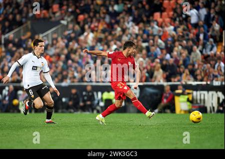 Valencia, Spagna. 17 febbraio 2024. Hugo Guillamon del Valencia CF, Oliver Torres T del Sevilla FC in azione durante la Liga EA Sport Regular Season Round 25 il 17 febbraio 2024 allo stadio Mestalla di Valencia, Spagna. 17/2/24 Punteggio finale: Valencia CF 0 : 0 Sevilla FC (foto di German Vidal/Sipa USA) crediti: SIPA USA/Alamy Live News Foto Stock