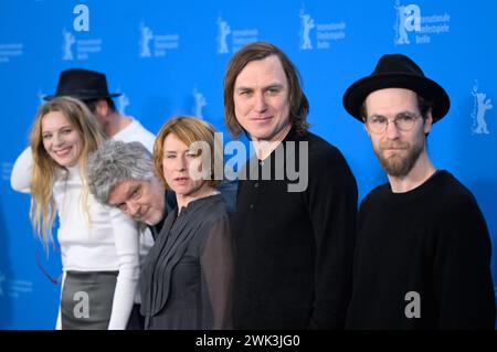 Berlino, Germania. 18 febbraio 2024. Ronald Zehrfeld (l-r), Lilith Stangenberg, Matthias Glasner (regista), Corinna Harfouch, attrice, Lars Eidinger e Robert Gwisdek sono presenti al photocall del film "Sterben" (sezione Concorso). Il 74° Festival internazionale del cinema di Berlino si svolgerà dal 15 al 25 febbraio 2024. Crediti: Monika Skolimowska/dpa/Alamy Live News Foto Stock