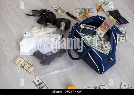 Borsone Full Black Duffel Bag di Hundred Dollar Bills Foto Stock